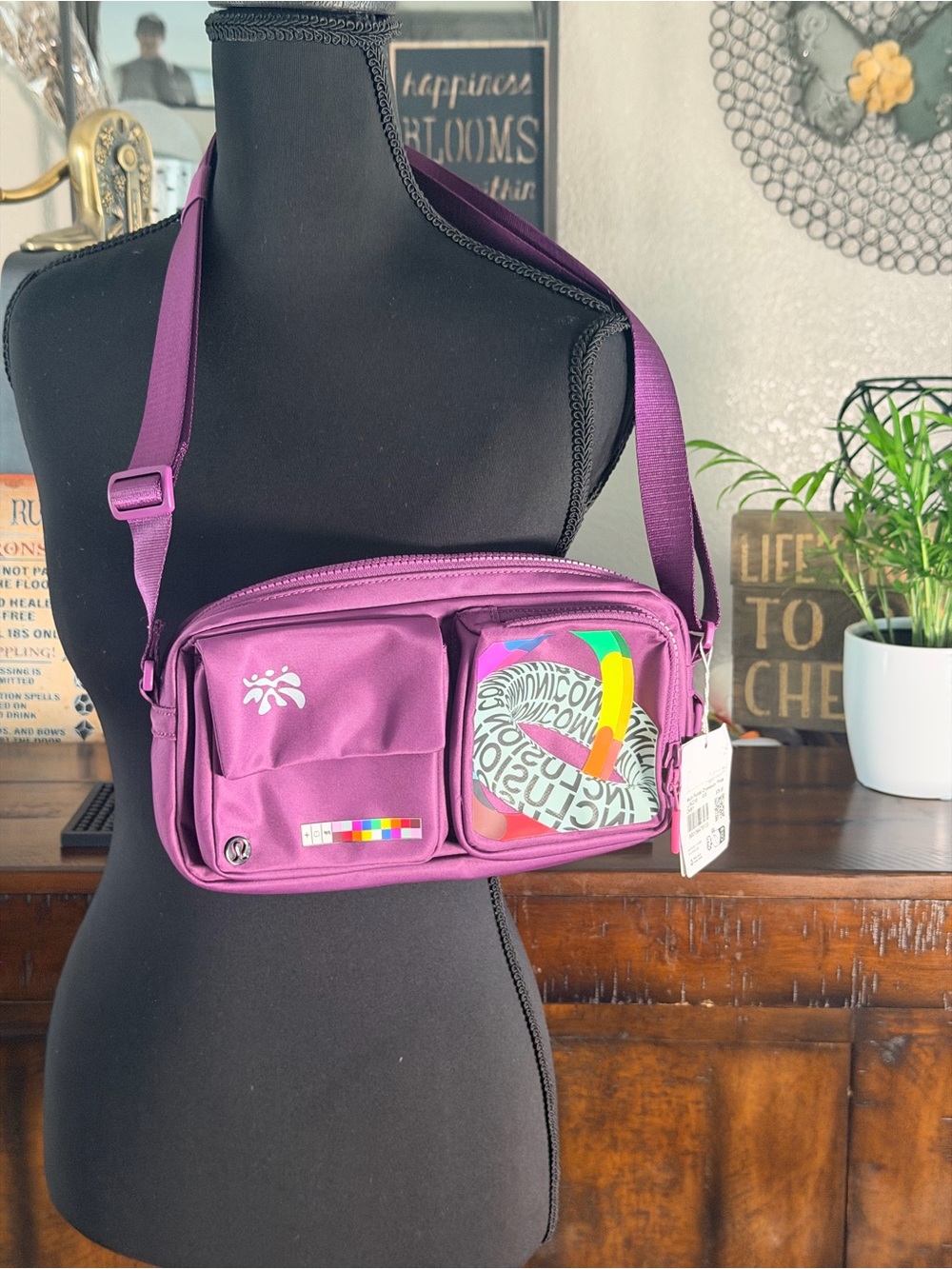 Special Edition/Pride Lululemon Multi-Pocket Crossbody 2.5L Bag